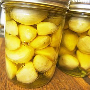 Storing garlic in oil