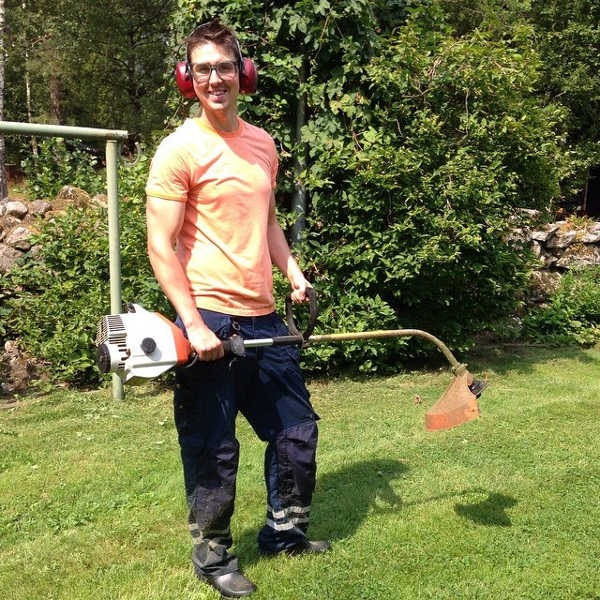 Curved shaft gas string trimmer