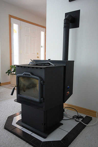 Freestanding pellet stove