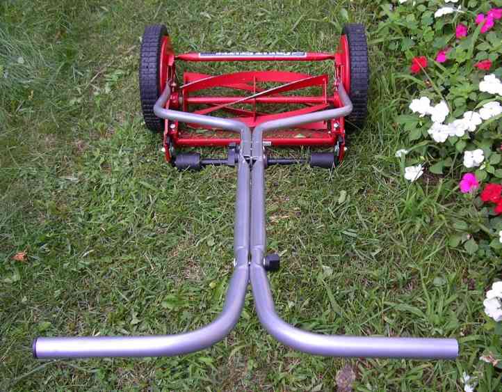 Reel mower with a T-shaped handle