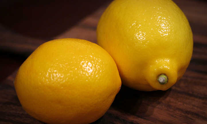 Comparison of meyer lemon and eureka lemon